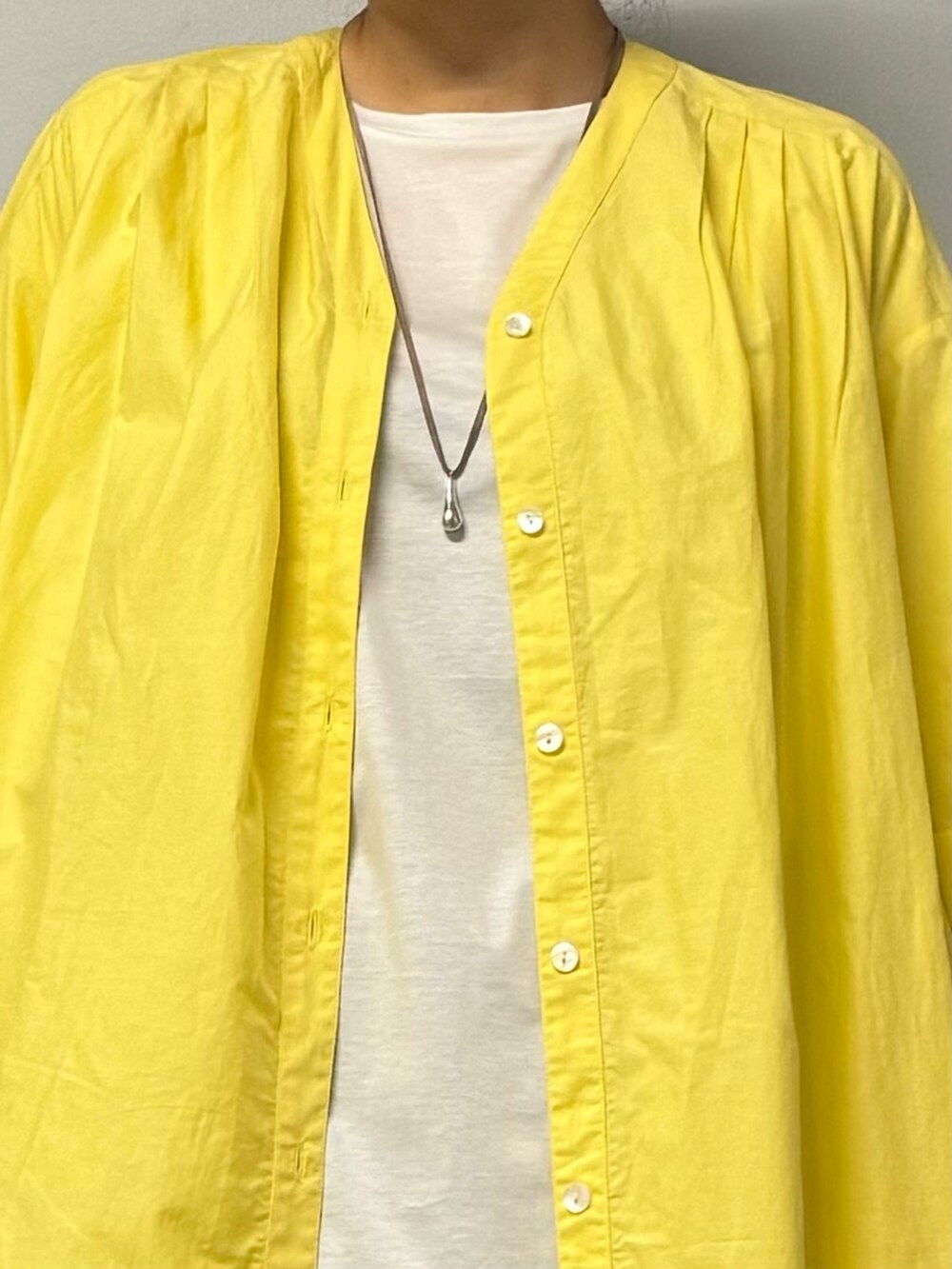 イエロー系のワンピース、ホワイト系のTシャツ/カットソー、ブルー系のその他パンツを着用したレディースの夏コーディネートの5枚目の写真