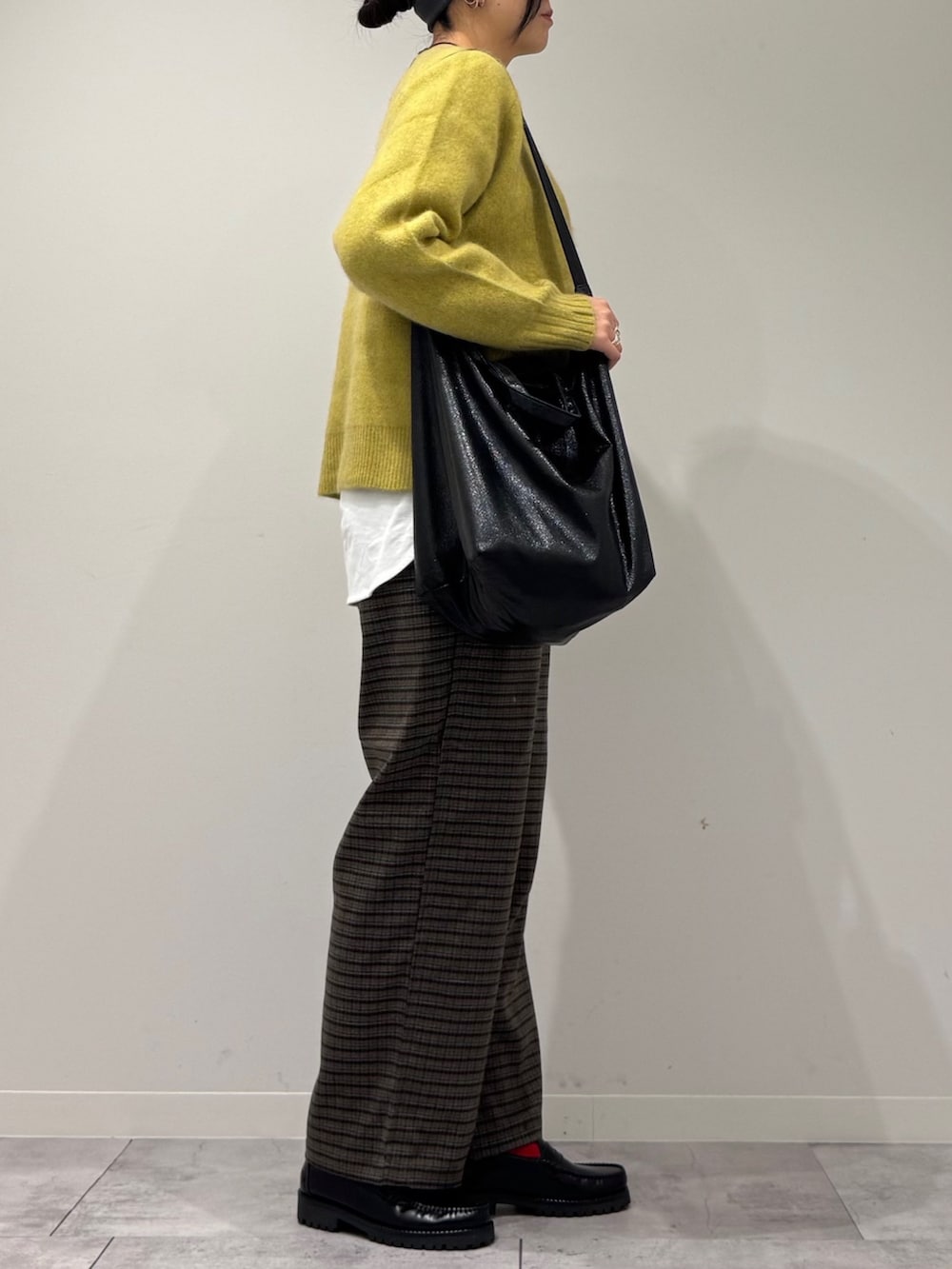 ブラック系のトートバッグ、ブラウン系のその他パンツ、ブラック系のローファーを着用したレディースの冬コーディネートの2枚目の写真