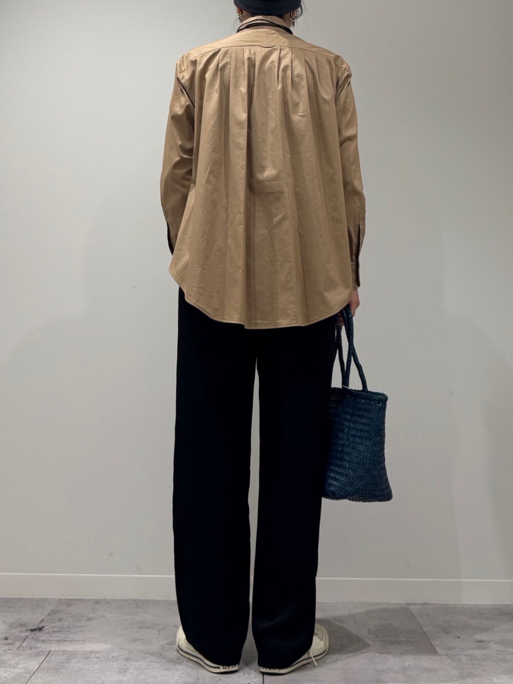 ブルー系のトートバッグ、ベージュ系のシャツ/ブラウス、ブラック系のその他パンツを着用したレディースの秋コーディネートの5枚目の写真