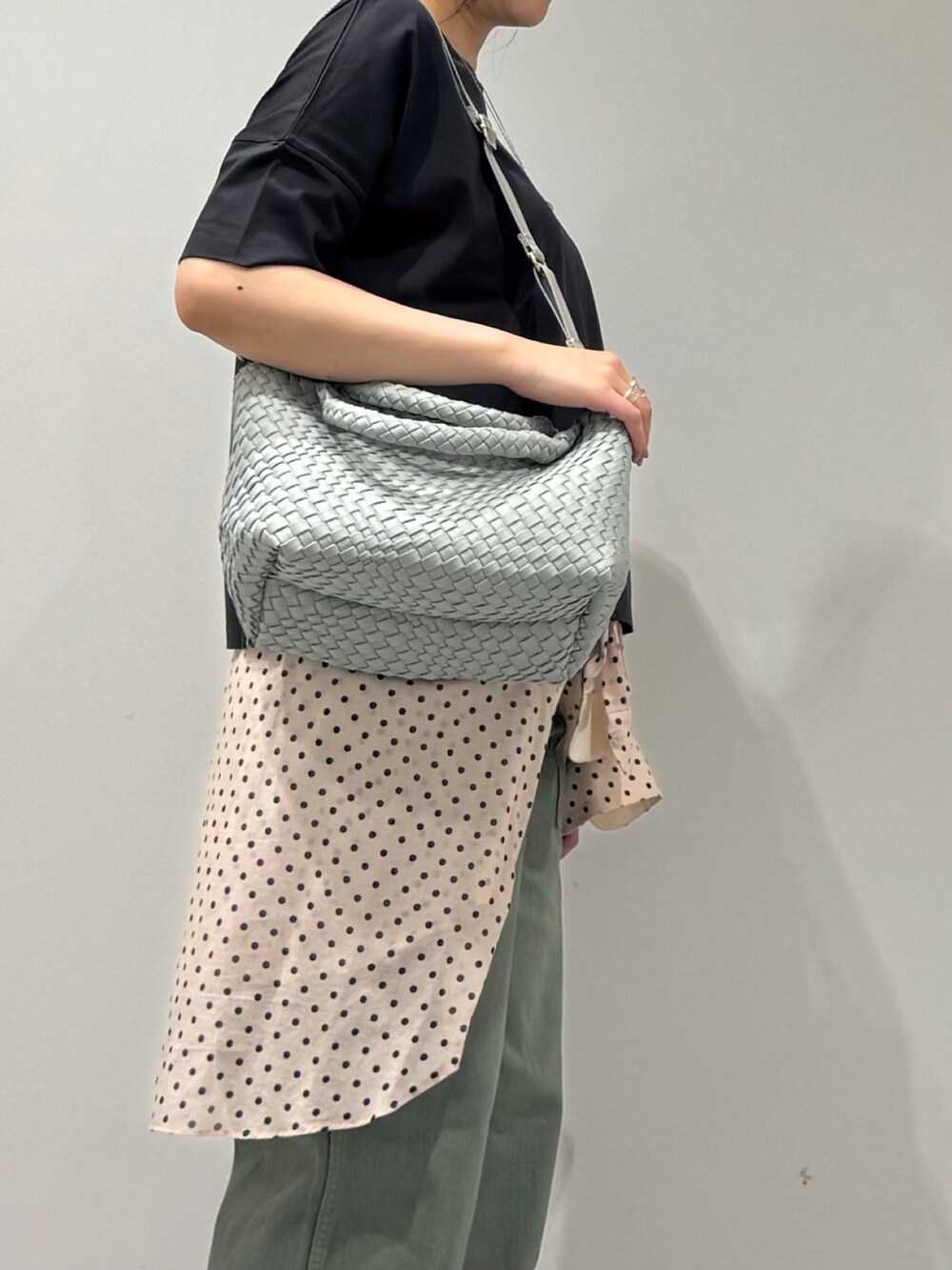 グレー系のトートバッグ、グリーン系のその他パンツ、シルバー系のサンダルを着用したレディースの春コーディネートの7枚目の写真