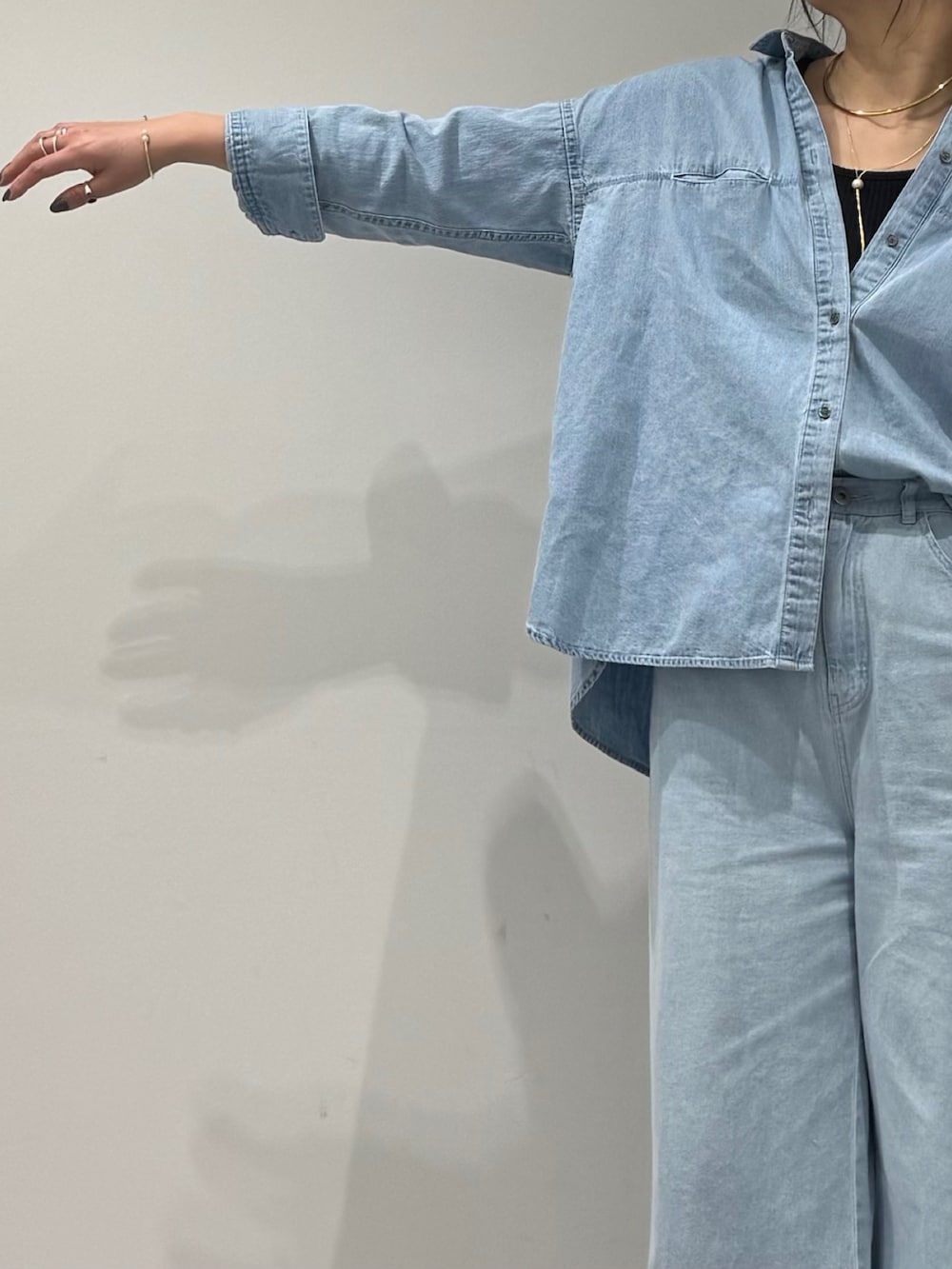 イエロー系のショルダーバッグ、ブルー系のデニムパンツ、ブラック系のローファーを着用したレディースの春コーディネートの7枚目の写真