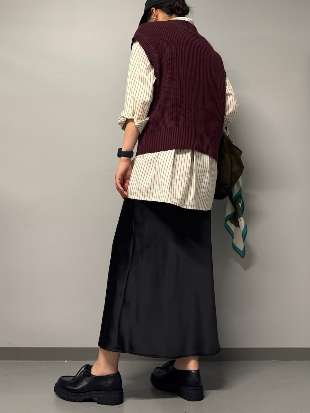 ブラック系のパンプス、グリーン系のトートバッグ、イエロー系のシャツ/ブラウスを着用したレディースの秋コーディネートの4枚目の写真