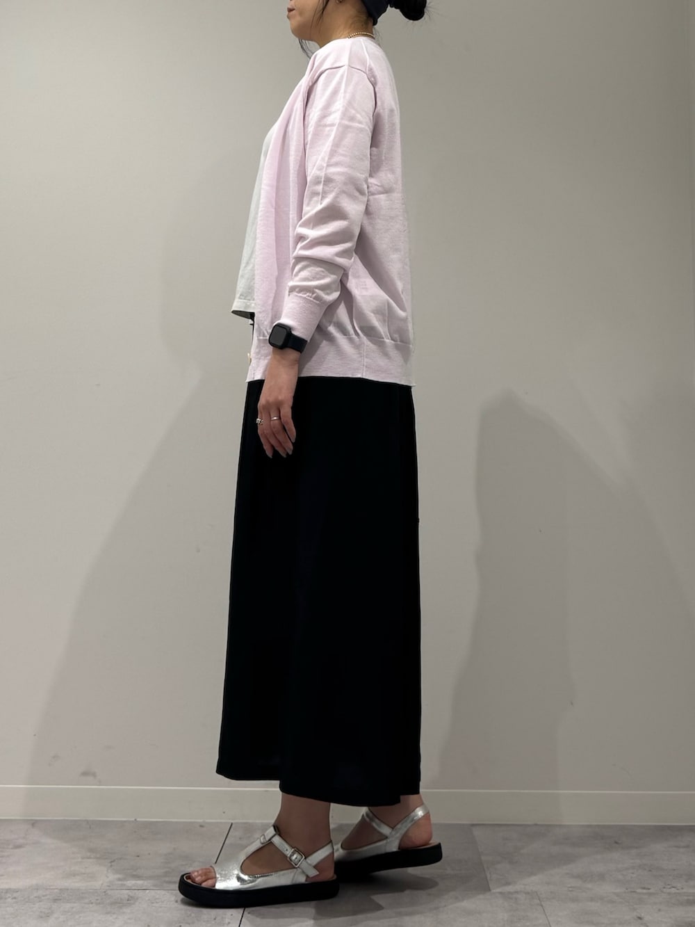 ブラック系のかごバッグ、ピンク系のカーディガン/ボレロ、ホワイト系のTシャツ/カットソーを着用したレディースの春コーディネートの5枚目の写真