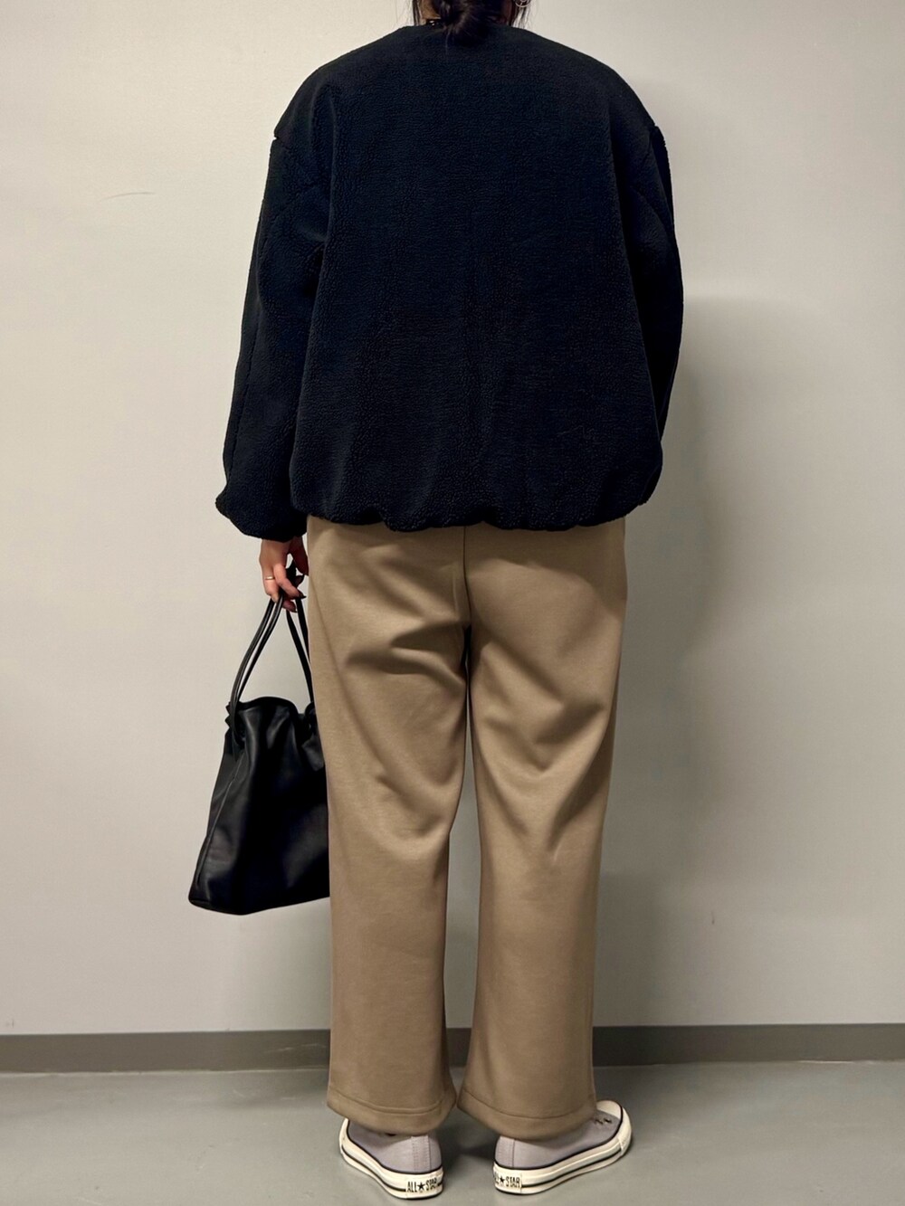 ブラウン系のサロペット/オーバーオール、ブラック系のショルダーバッグ、ブラック系のTシャツ/カットソーを着用したレディースの冬コーディネートの2枚目の写真