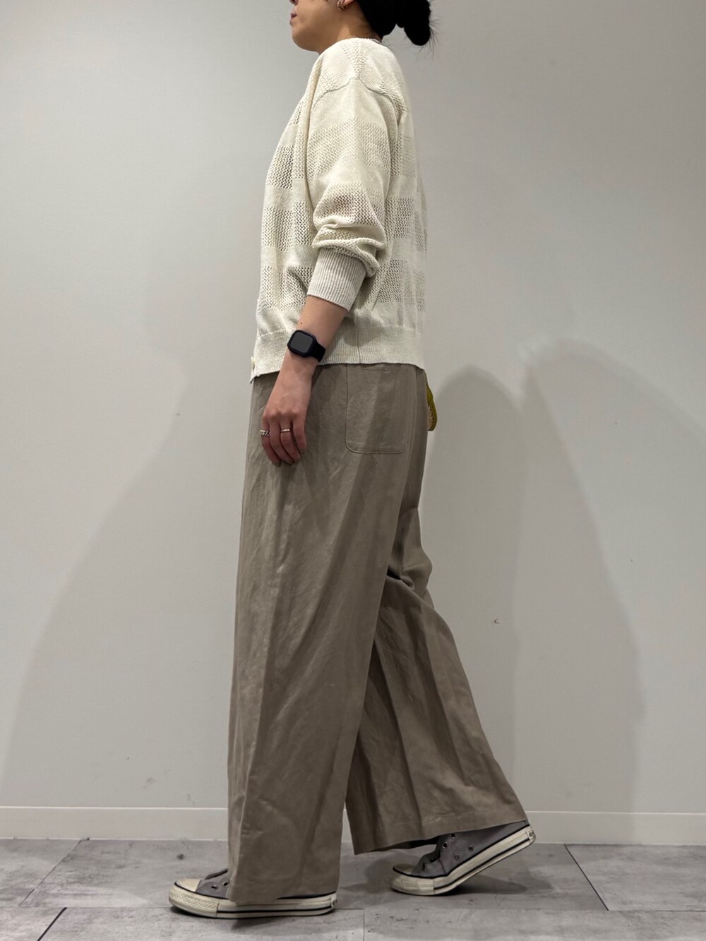 ベージュ系のサロペット/オーバーオール、ホワイト系のカーディガン/ボレロ、ベージュ系のかごバッグを着用したレディースの春コーディネートの6枚目の写真