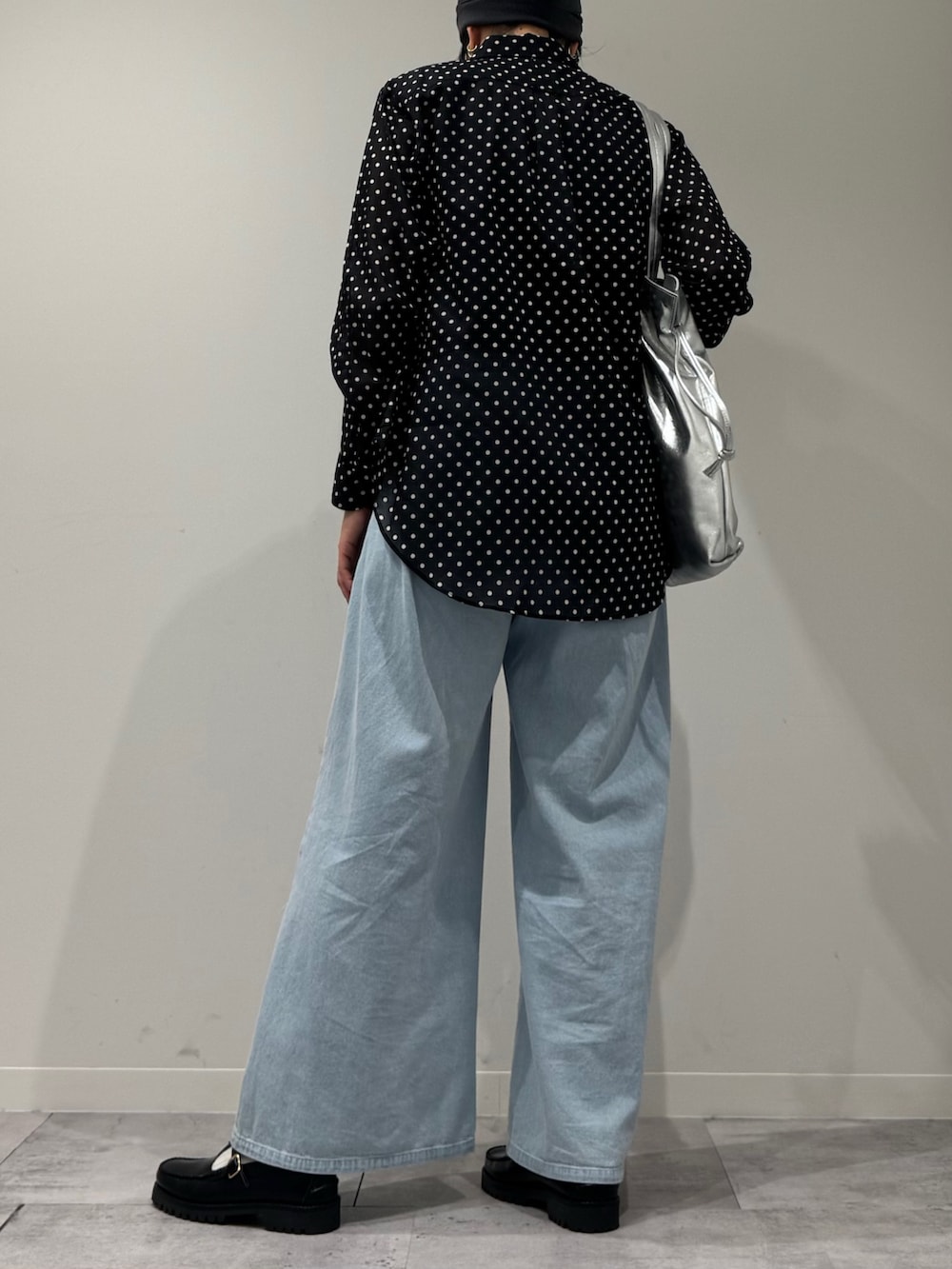 シルバー系のトートバッグ、ブラック系のローファー、ブラック系のシャツ/ブラウスを着用したレディースの春コーディネートの5枚目の写真