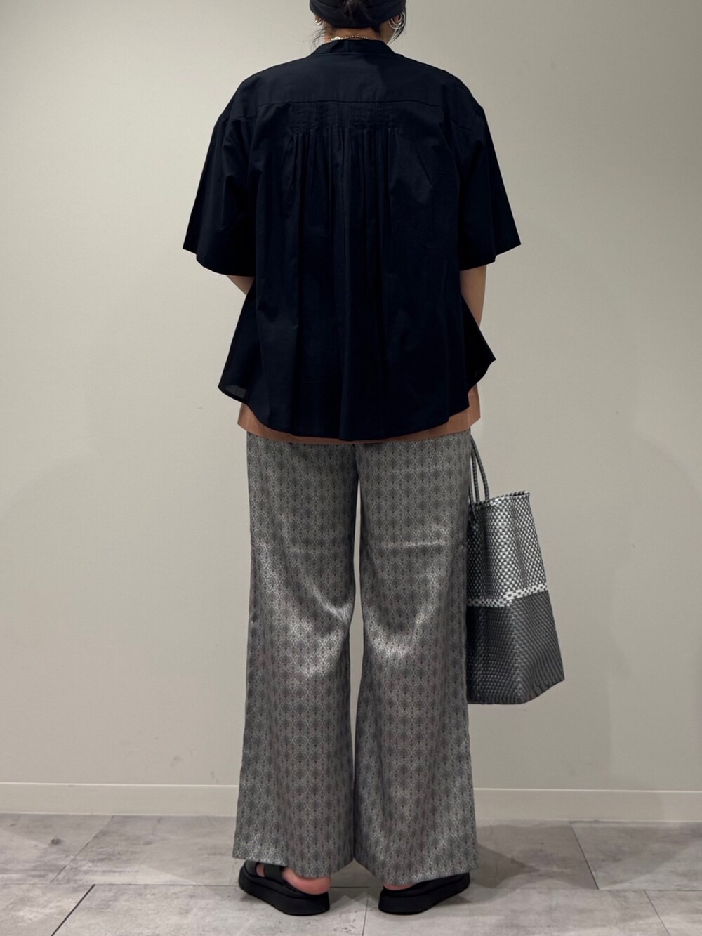 ピンク系のTシャツ/カットソー、シルバー系のかごバッグ、ベージュ系のその他パンツを着用したレディースの春コーディネートの4枚目の写真