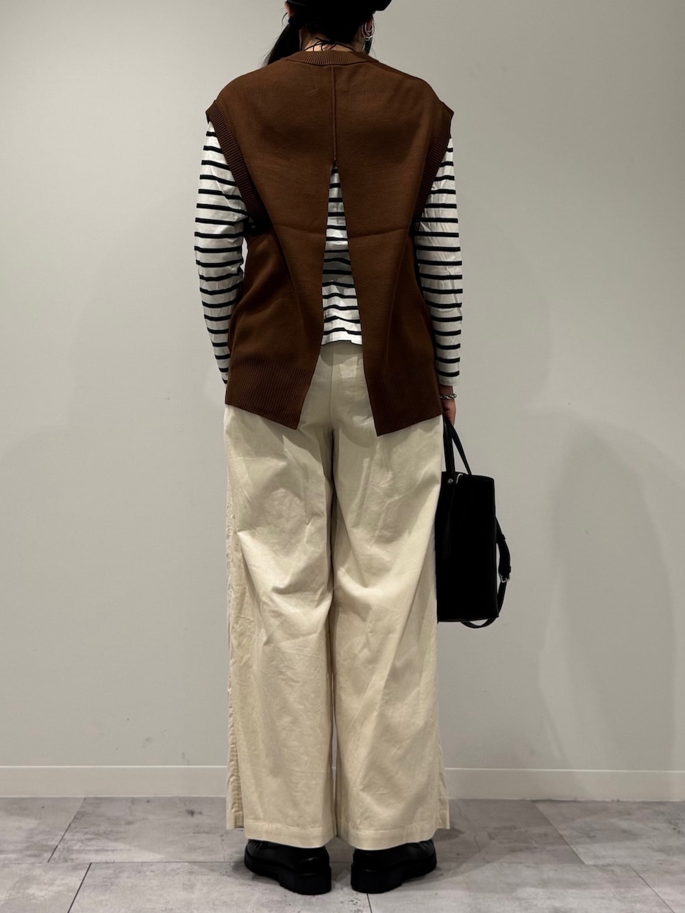 ブラック系のトートバッグ、ブラック系のTシャツ/カットソー、ホワイト系のその他パンツを着用したレディースの冬コーディネートの3枚目の写真