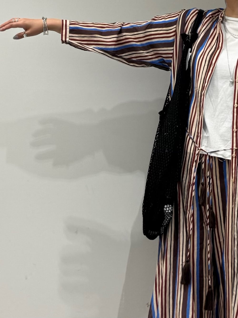 ブラウン系のワンピース、ブラウン系のその他パンツ、ブラック系のサンダルを着用したレディースの夏コーディネートの6枚目の写真