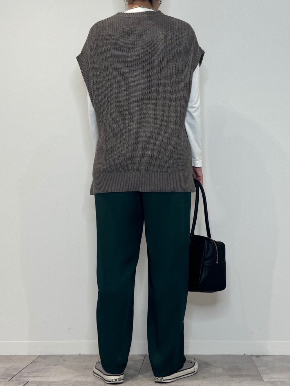 グリーン系のその他パンツ、ベージュ系のニット/セーター、ホワイト系のTシャツ/カットソーを着用したレディースの冬コーディネートの4枚目の写真