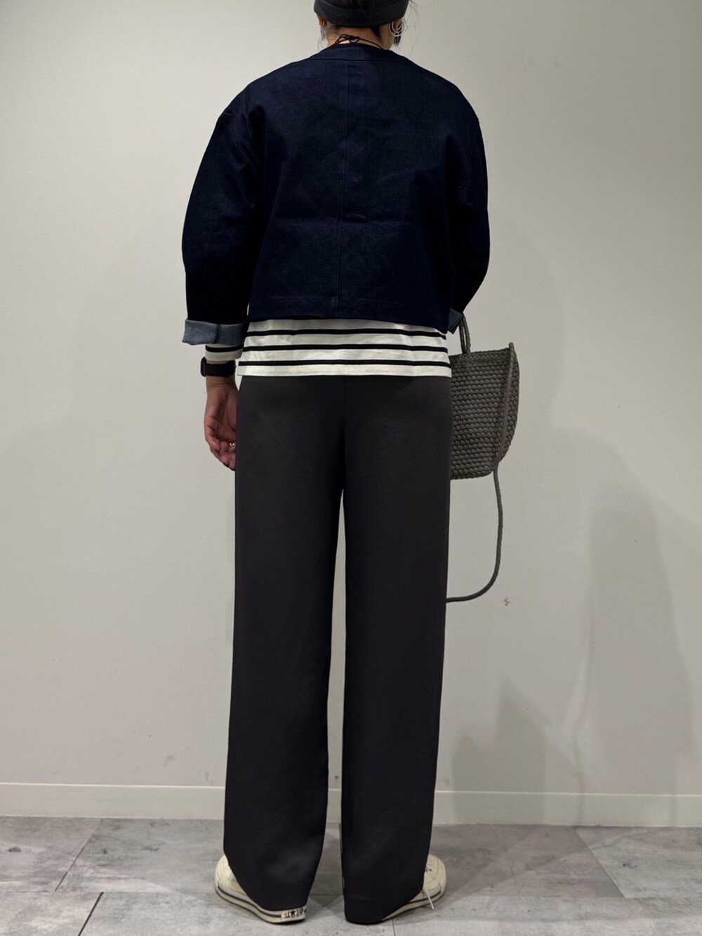 ベージュ系のトートバッグ、ブラック系のその他パンツ、ブラック系のTシャツ/カットソーを着用したレディースの秋コーディネートの3枚目の写真