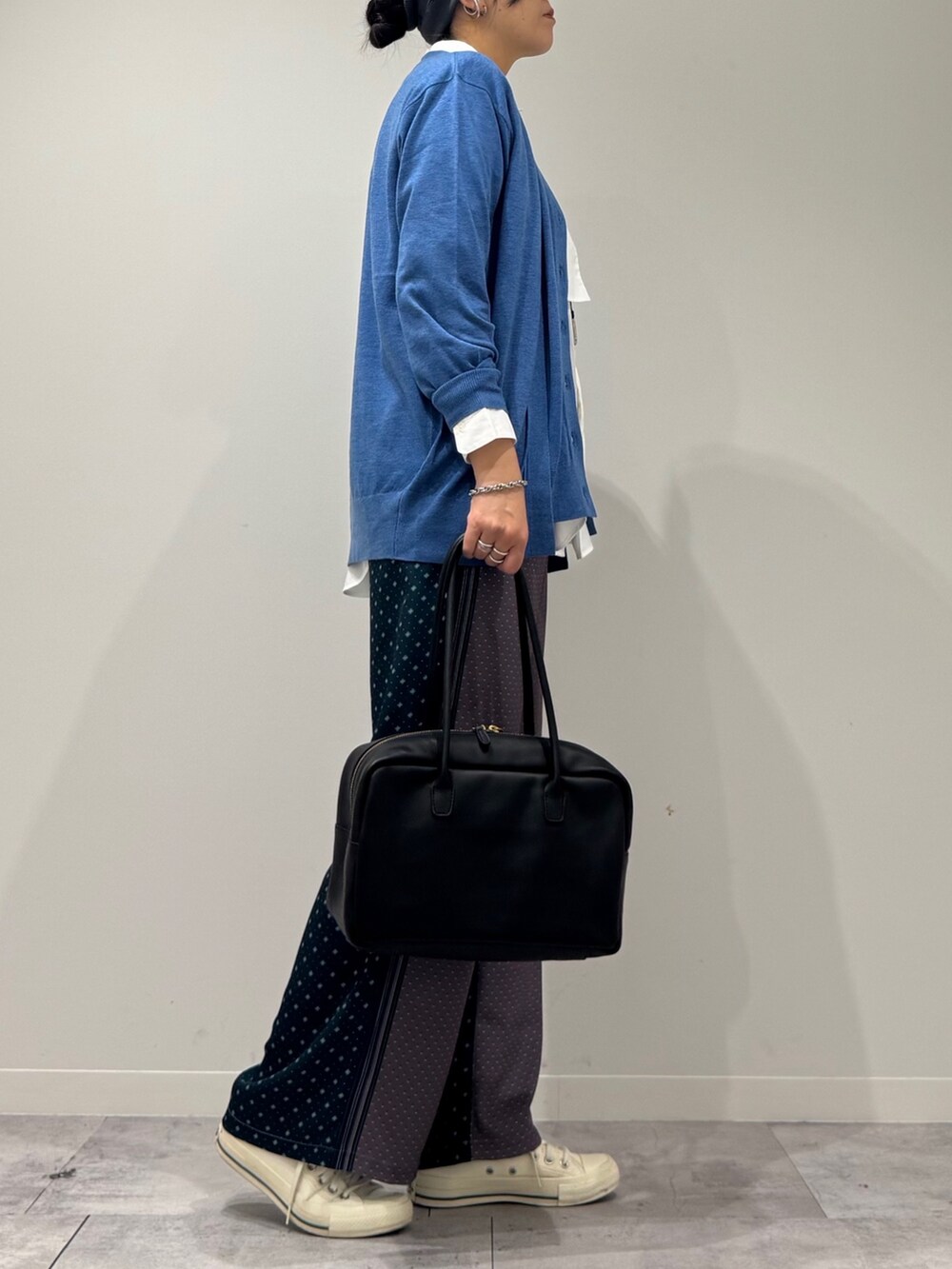 グレー系のその他パンツ、ホワイト系のシャツ/ブラウス、ブルー系のカーディガン/ボレロを着用したレディースの秋コーディネートの2枚目の写真