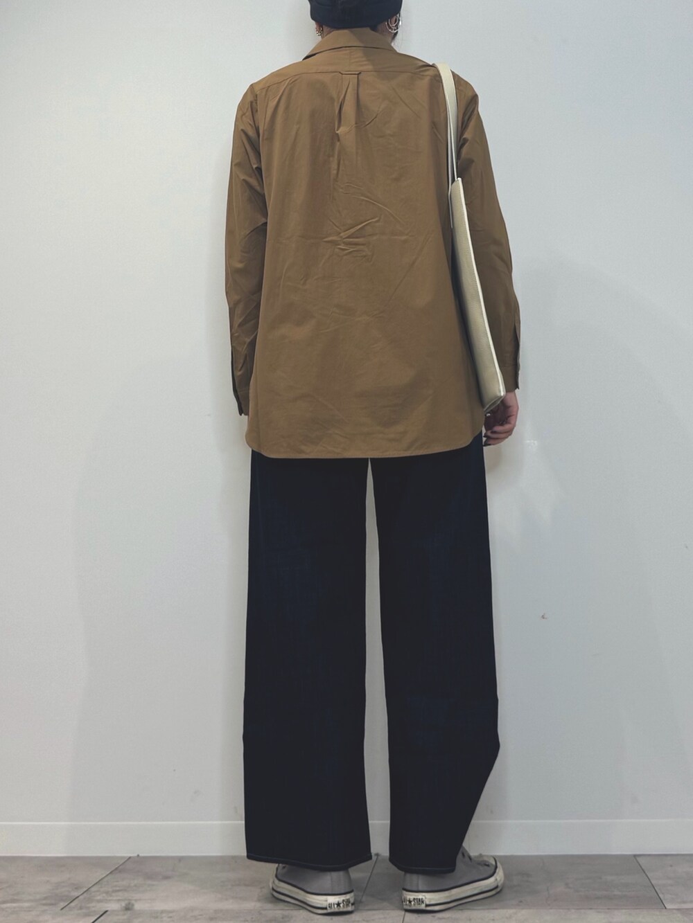 ホワイト系のトートバッグ、ブルー系のデニムパンツ、ブラウン系のシャツ/ブラウスを着用したレディースの春コーディネートの4枚目の写真