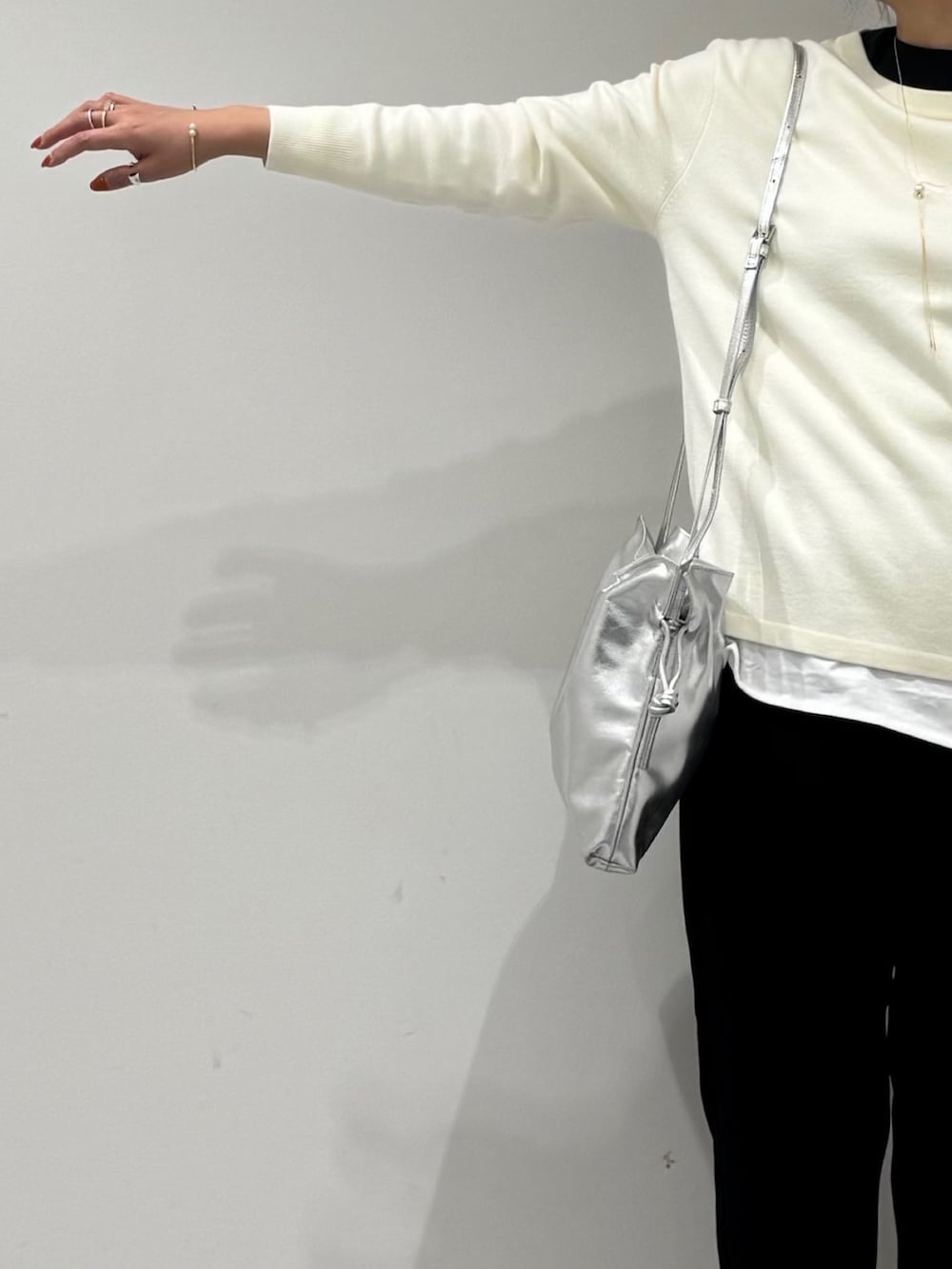 ブラック系のその他パンツ、ブラック系のローファー、シルバー系のショルダーバッグを着用したレディースの春コーディネートの6枚目の写真