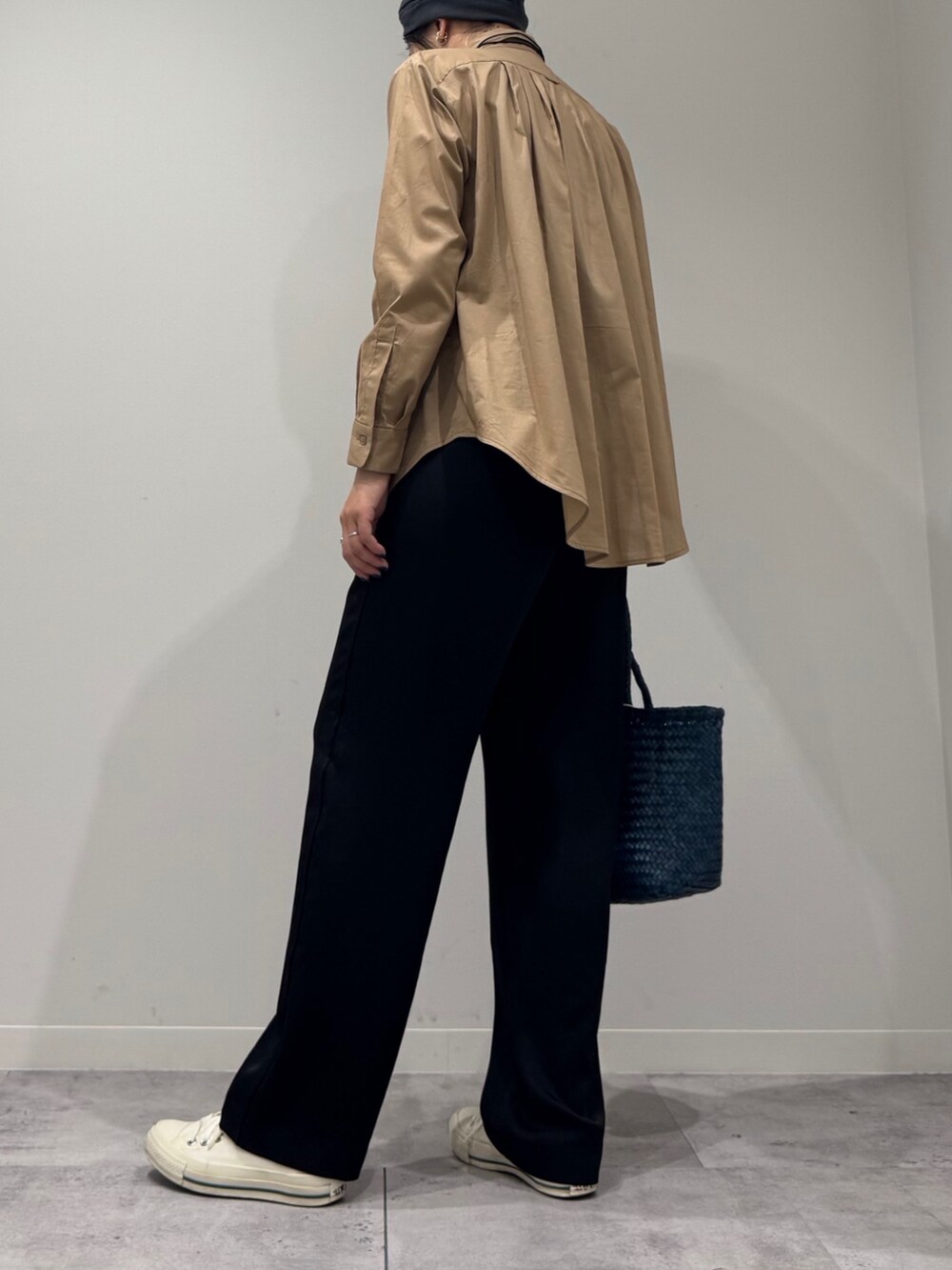 ブルー系のトートバッグ、ベージュ系のシャツ/ブラウス、ブラック系のその他パンツを着用したレディースの秋コーディネートの6枚目の写真