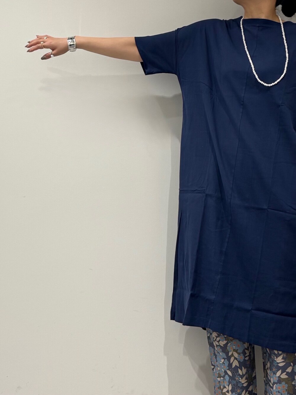 ブラウン系のトートバッグ、ブルー系のその他パンツ、ブラック系のサンダルを着用したレディースの春コーディネートの7枚目の写真