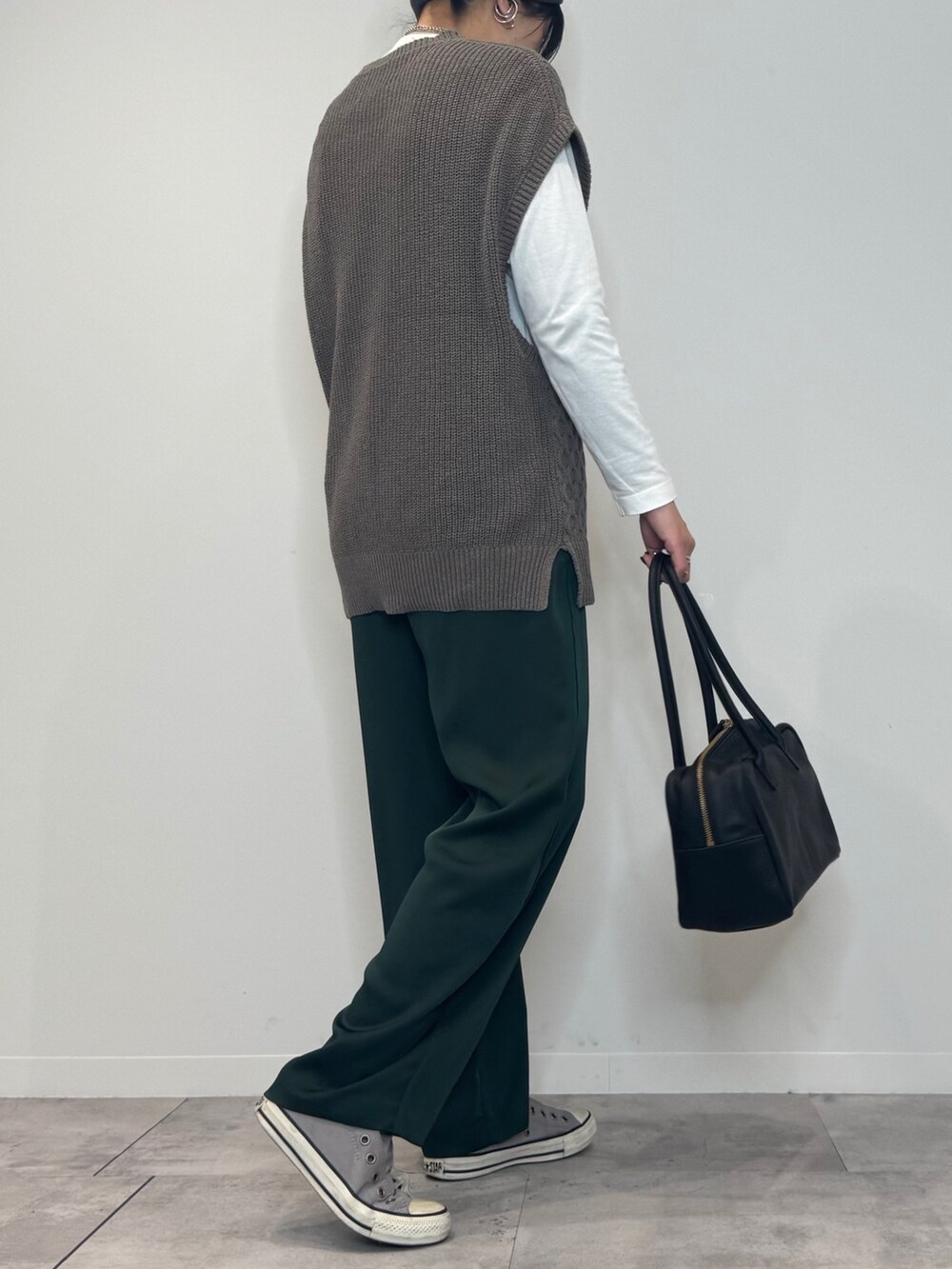 グリーン系のその他パンツ、ベージュ系のニット/セーター、ホワイト系のTシャツ/カットソーを着用したレディースの冬コーディネートの3枚目の写真