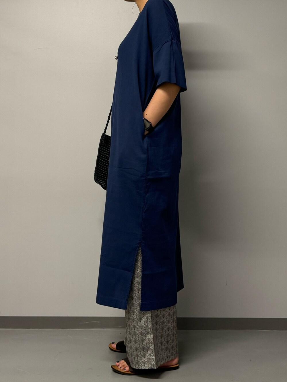 ブルー系のワンピース、ベージュ系のその他パンツ、ブラック系のトートバッグを着用したレディースの夏コーディネートの2枚目の写真