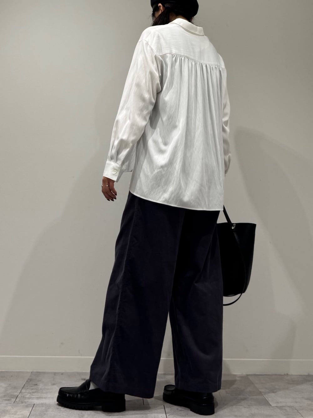 ブラック系のローファー、ホワイト系のシャツ/ブラウス、グレー系のその他パンツを着用したレディースの冬コーディネートの4枚目の写真