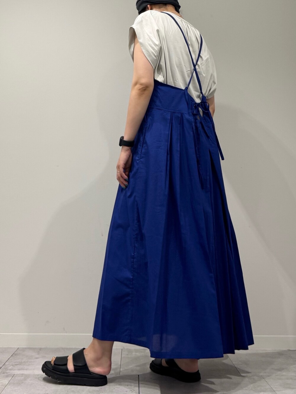 ブルー系のワンピース、シルバー系のかごバッグ、ブラック系のサンダルを着用したレディースの夏コーディネートの4枚目の写真