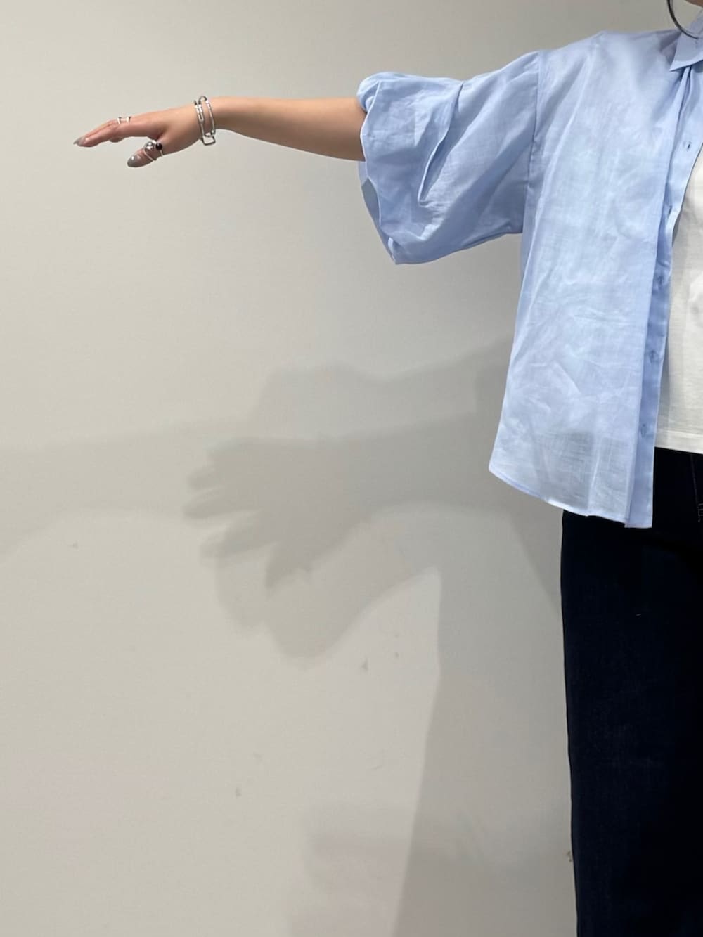 その他のかごバッグ、ブルー系のデニムパンツ、ブラック系のサンダルを着用したレディースの春コーディネートの6枚目の写真