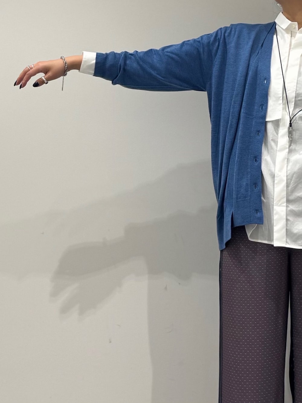 グレー系のその他パンツ、ホワイト系のシャツ/ブラウス、ブルー系のカーディガン/ボレロを着用したレディースの秋コーディネートの6枚目の写真