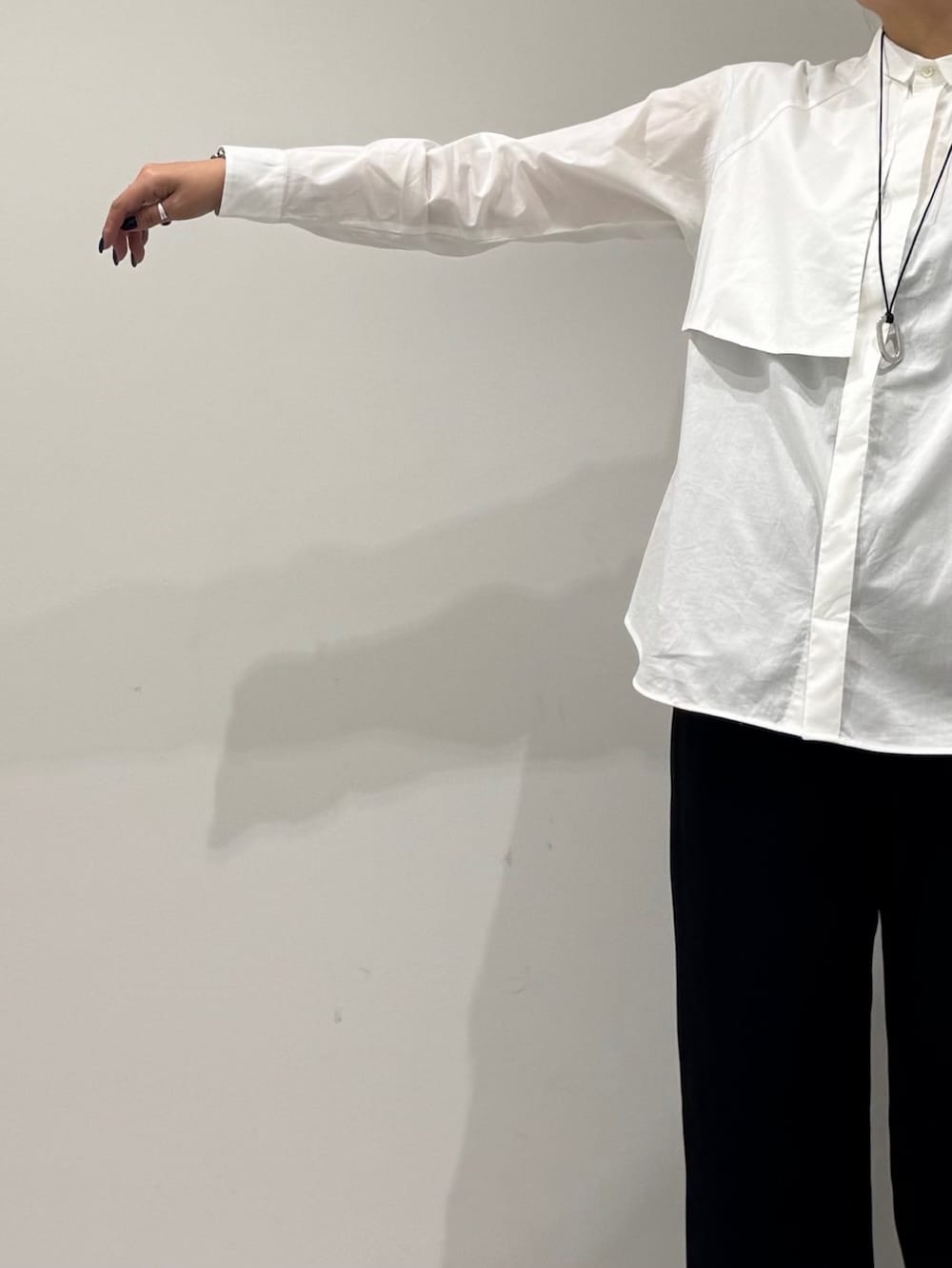 ブルー系のトートバッグ、ブラック系のその他パンツ、ホワイト系のシャツ/ブラウスを着用したレディースの秋コーディネートの6枚目の写真