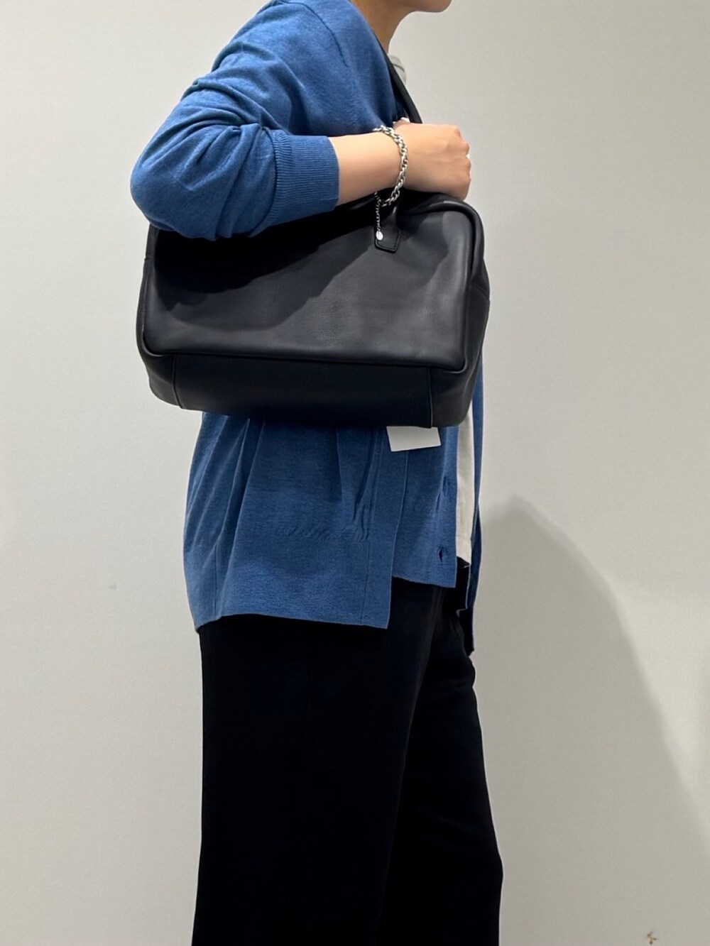 ブラック系のその他パンツ、グレー系のTシャツ/カットソー、ブルー系のカーディガン/ボレロを着用したレディースの秋コーディネートの6枚目の写真