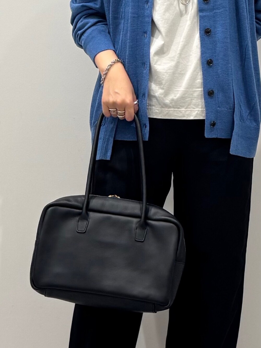 ブラック系のその他パンツ、グレー系のTシャツ/カットソー、ブルー系のカーディガン/ボレロを着用したレディースの秋コーディネートの8枚目の写真