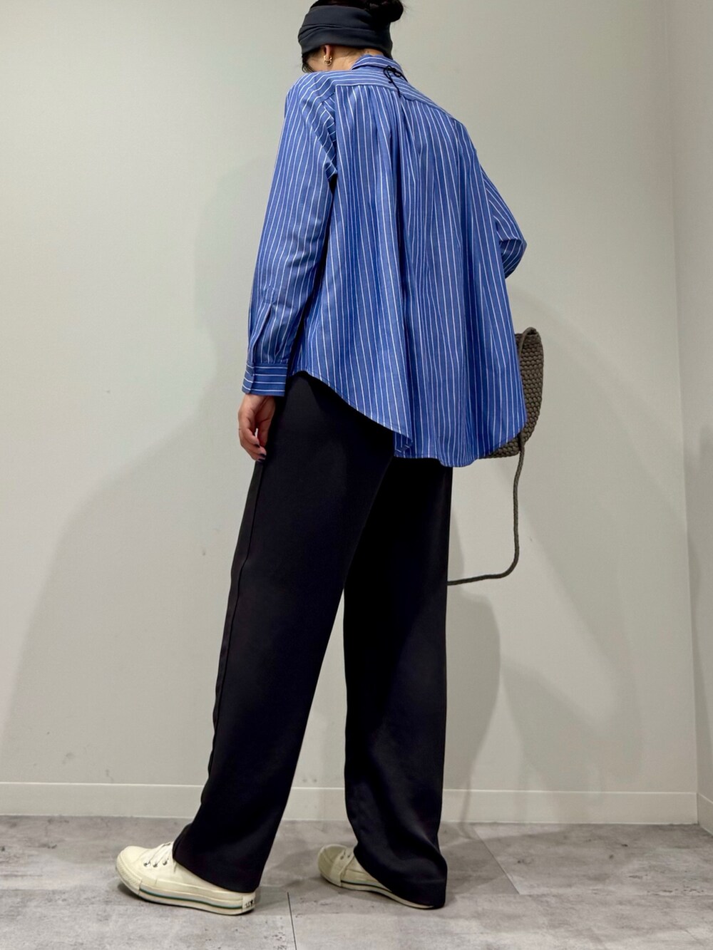 ベージュ系のトートバッグ、グレー系のその他パンツ、その他のシャツ/ブラウスを着用したレディースの秋コーディネートの4枚目の写真