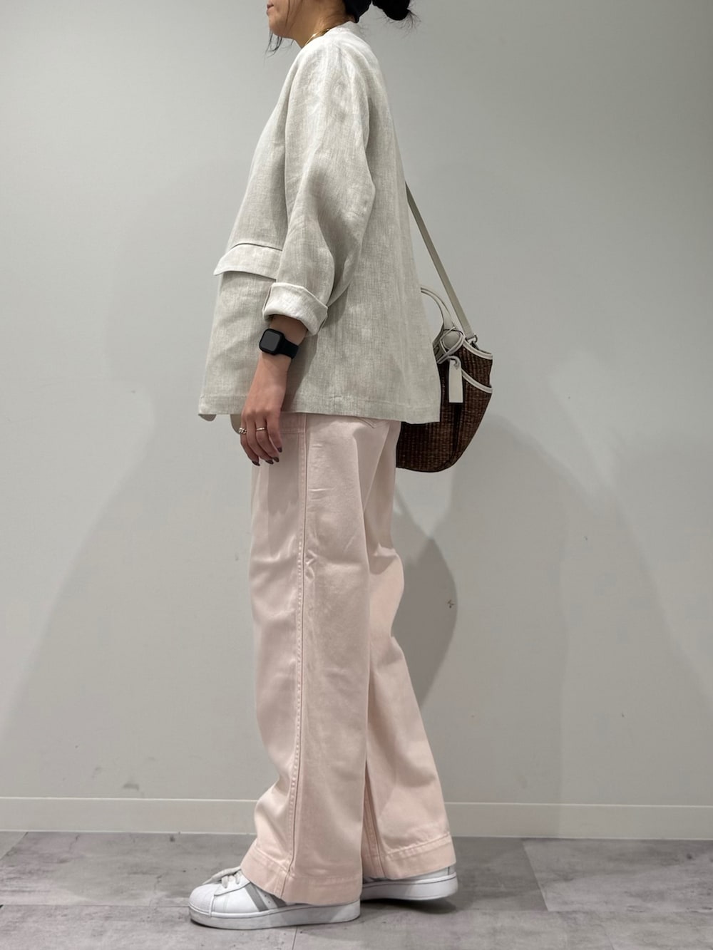 ピンク系のその他パンツ、ブラウン系のかごバッグ、ベージュ系のノーカラージャケットを着用したレディースの春コーディネートの5枚目の写真