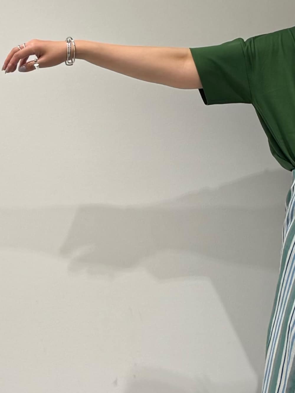 シルバー系のかごバッグ、ホワイト系のその他パンツ、ブラック系のサンダルを着用したレディースの夏コーディネートの6枚目の写真