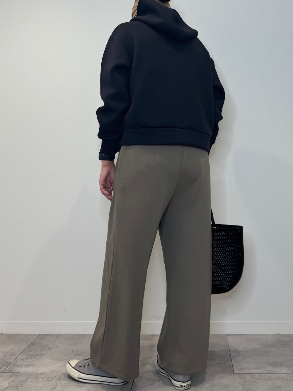 ブラウン系のサロペット/オーバーオール、ブラック系のトートバッグ、ブラック系のTシャツ/カットソーを着用したレディースの冬コーディネートの3枚目の写真