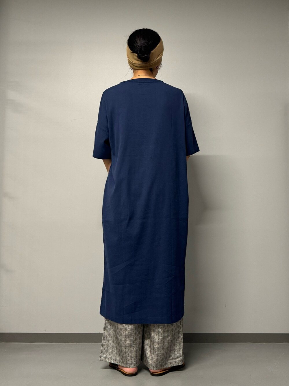 ブルー系のワンピース、ベージュ系のその他パンツ、ブラック系のトートバッグを着用したレディースの夏コーディネートの6枚目の写真