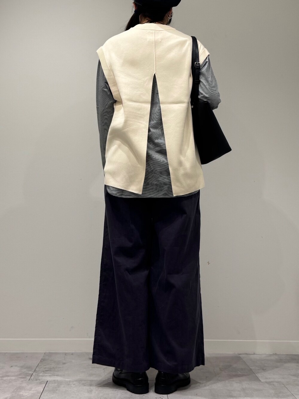 ブラック系のトートバッグ、グレー系のその他パンツ、ブラック系のローファーを着用したレディースの冬コーディネートの3枚目の写真