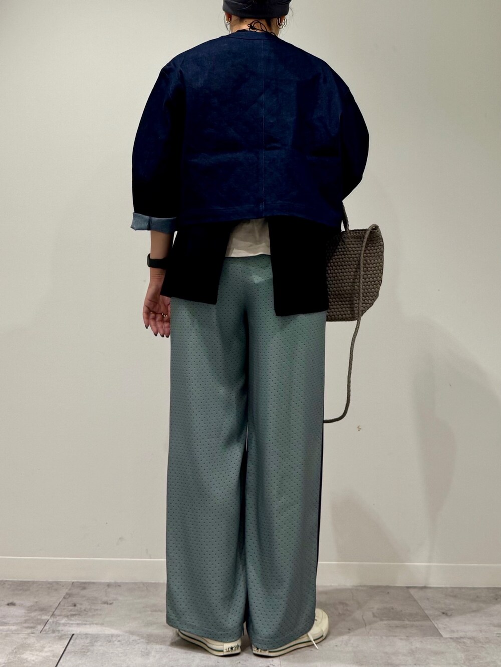 ブラック系のベスト、ベージュ系のトートバッグ、ベージュ系のその他パンツを着用したレディースの秋コーディネートの3枚目の写真