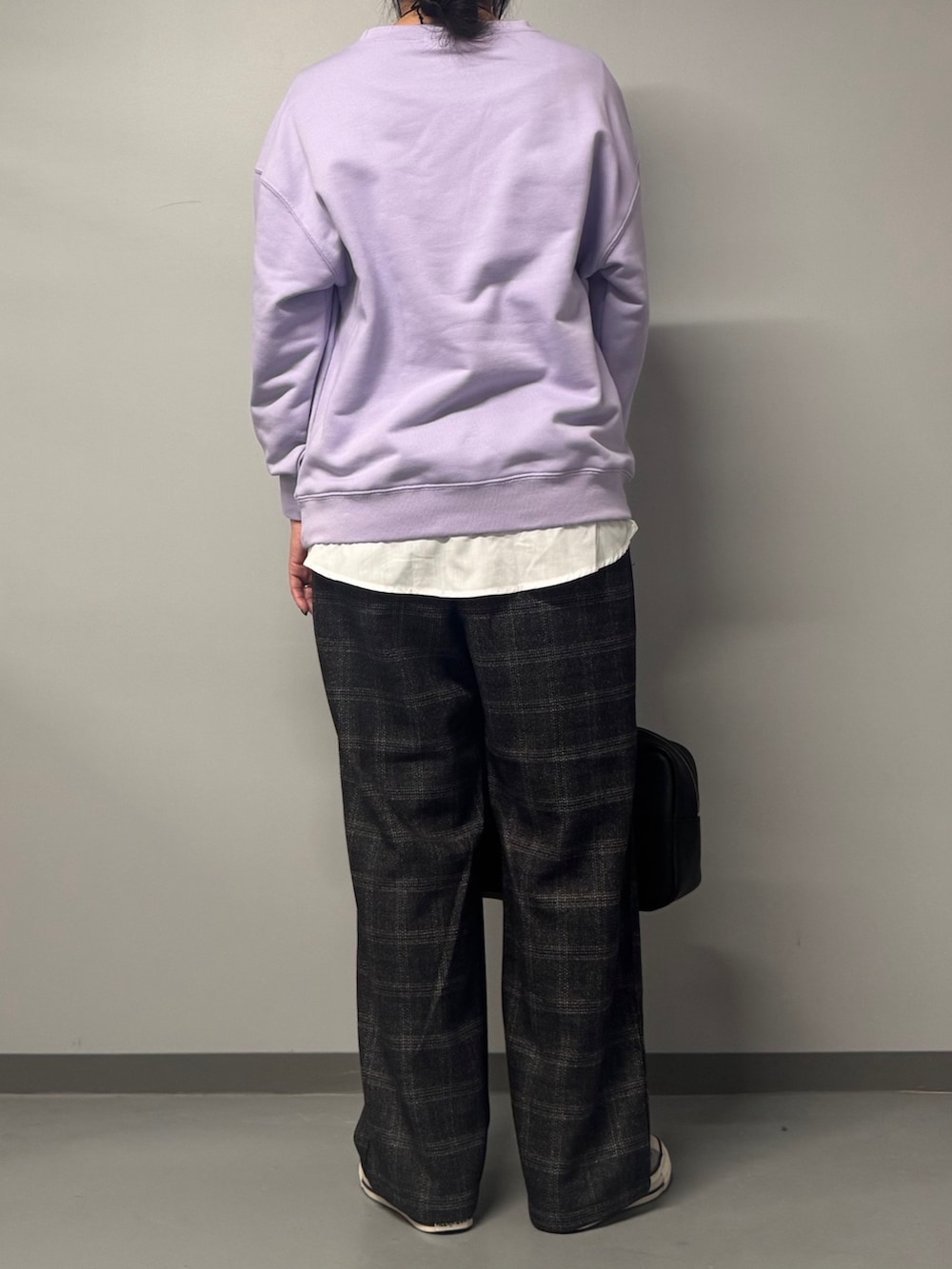 パープル系のスウェット、ブラック系のボストンバッグ、ブラウン系のその他パンツを着用したレディースの冬コーディネートの2枚目の写真