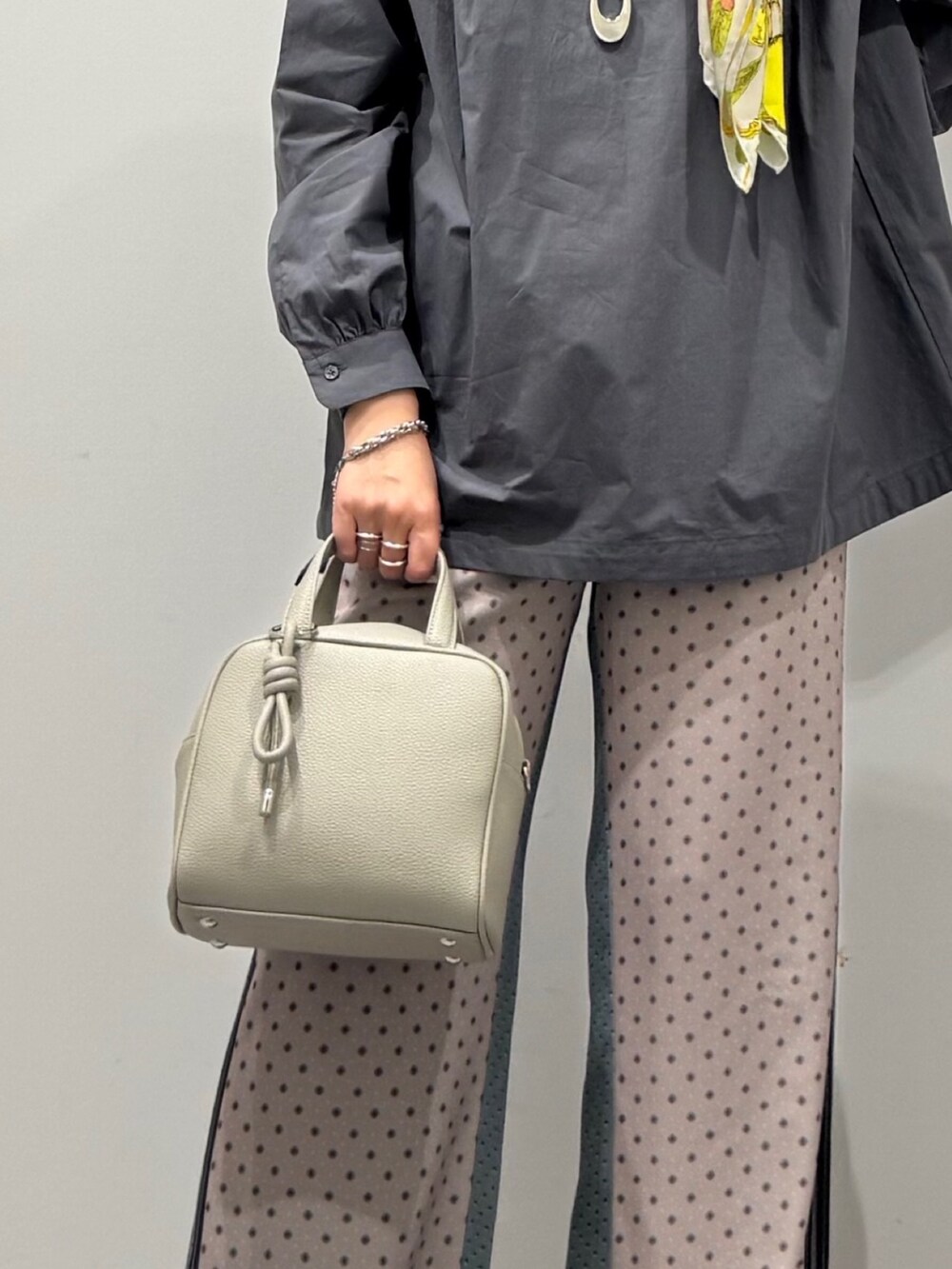 グレー系のボストンバッグ、ベージュ系のその他パンツ、ブラック系のローファーを着用したレディースの秋コーディネートの8枚目の写真