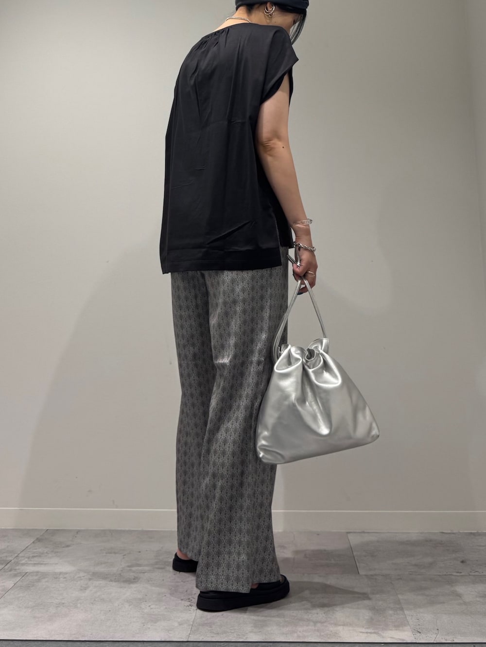 シルバー系のショルダーバッグ、グレー系のTシャツ/カットソー、ベージュ系のその他パンツを着用したレディースの秋コーディネートの3枚目の写真