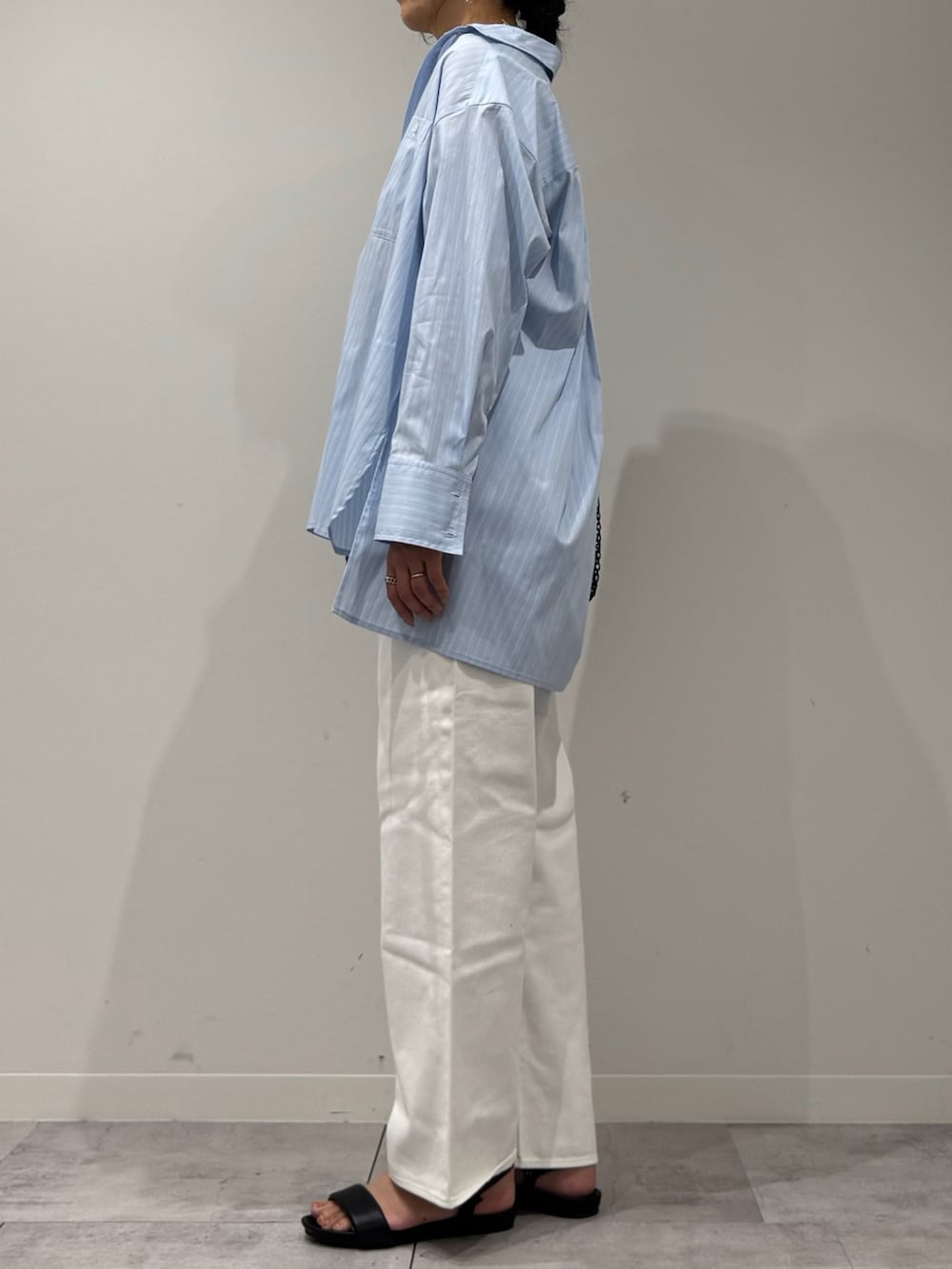 ブルー系のシャツ/ブラウス、ホワイト系のデニムパンツ、ブラック系のサンダルを着用したレディースの夏コーディネートの5枚目の写真