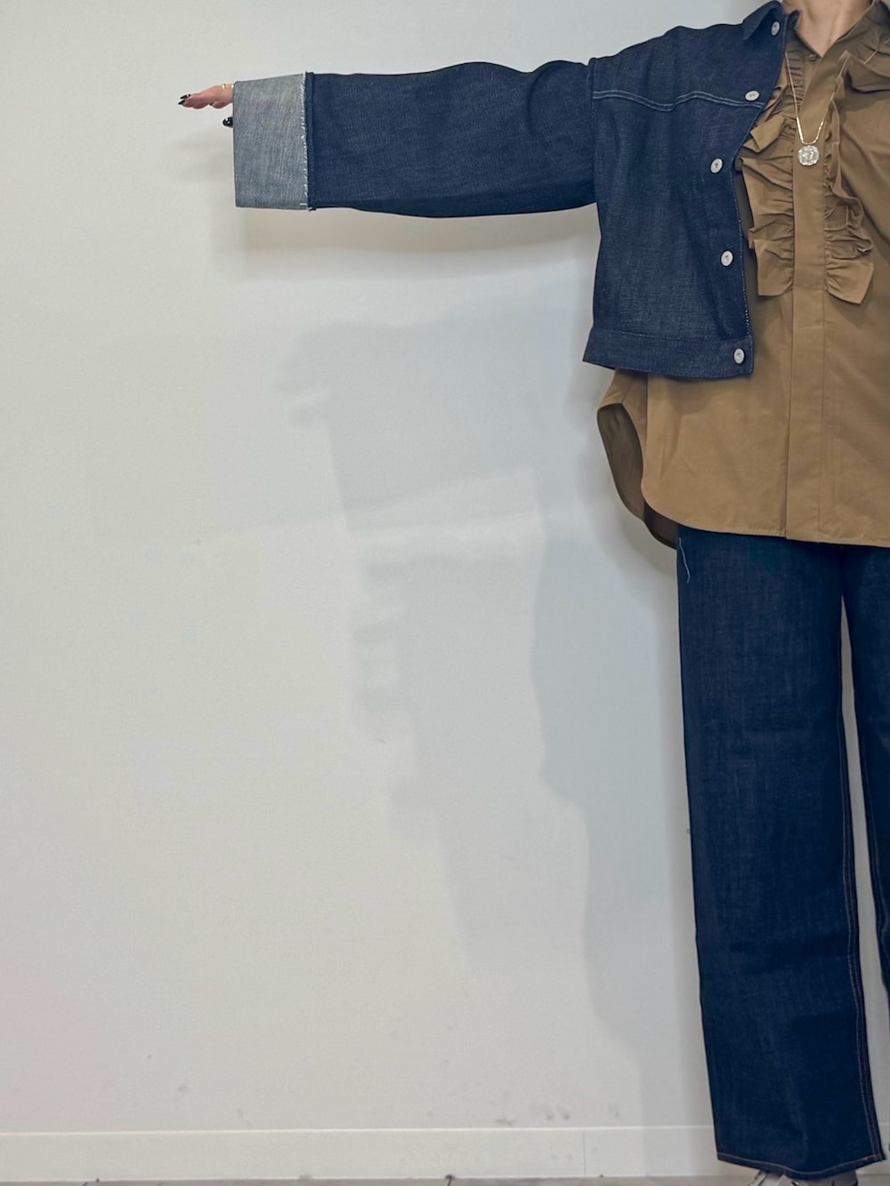 ブラウン系のシャツ/ブラウス、ブルー系のデニムジャケット、ブルー系のデニムパンツを着用したレディースの春コーディネートの8枚目の写真