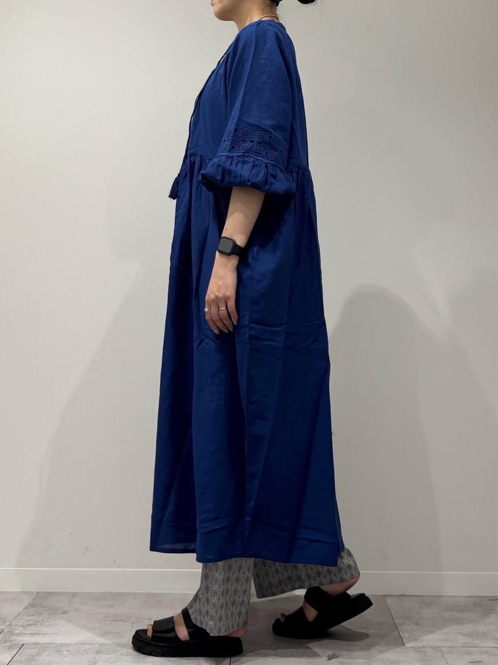 シルバー系のかごバッグ、ブラック系のサンダル、ベージュ系のその他パンツを着用したレディースの春コーディネートの6枚目の写真