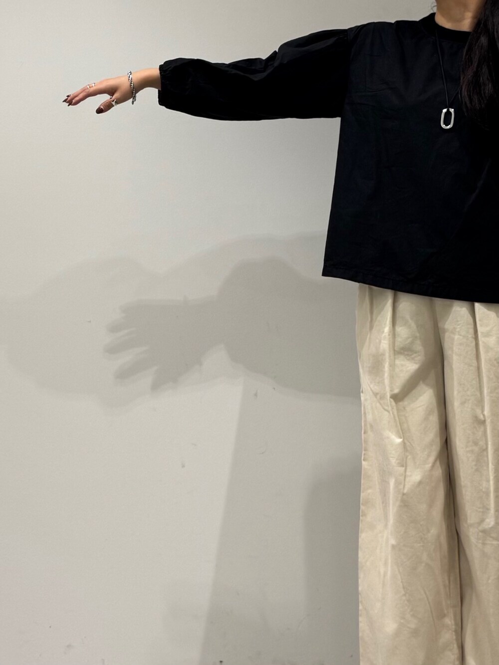 イエロー系のボストンバッグ、ブラック系のローファー、ブラック系のシャツ/ブラウスを着用したレディースの秋コーディネートの6枚目の写真