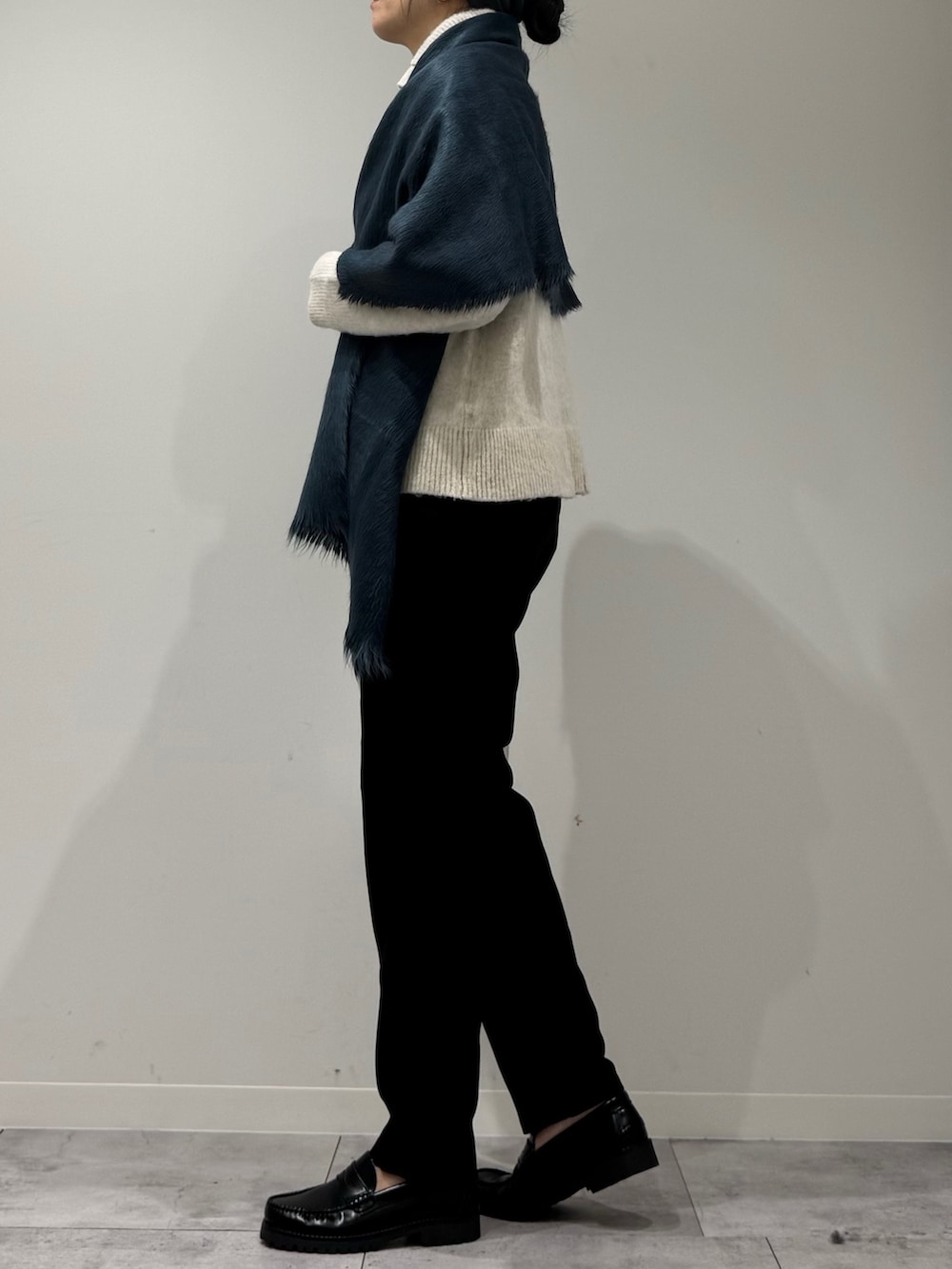 シルバー系のショルダーバッグ、ブラック系のその他パンツ、ブラック系のローファーを着用したレディースの冬コーディネートの5枚目の写真