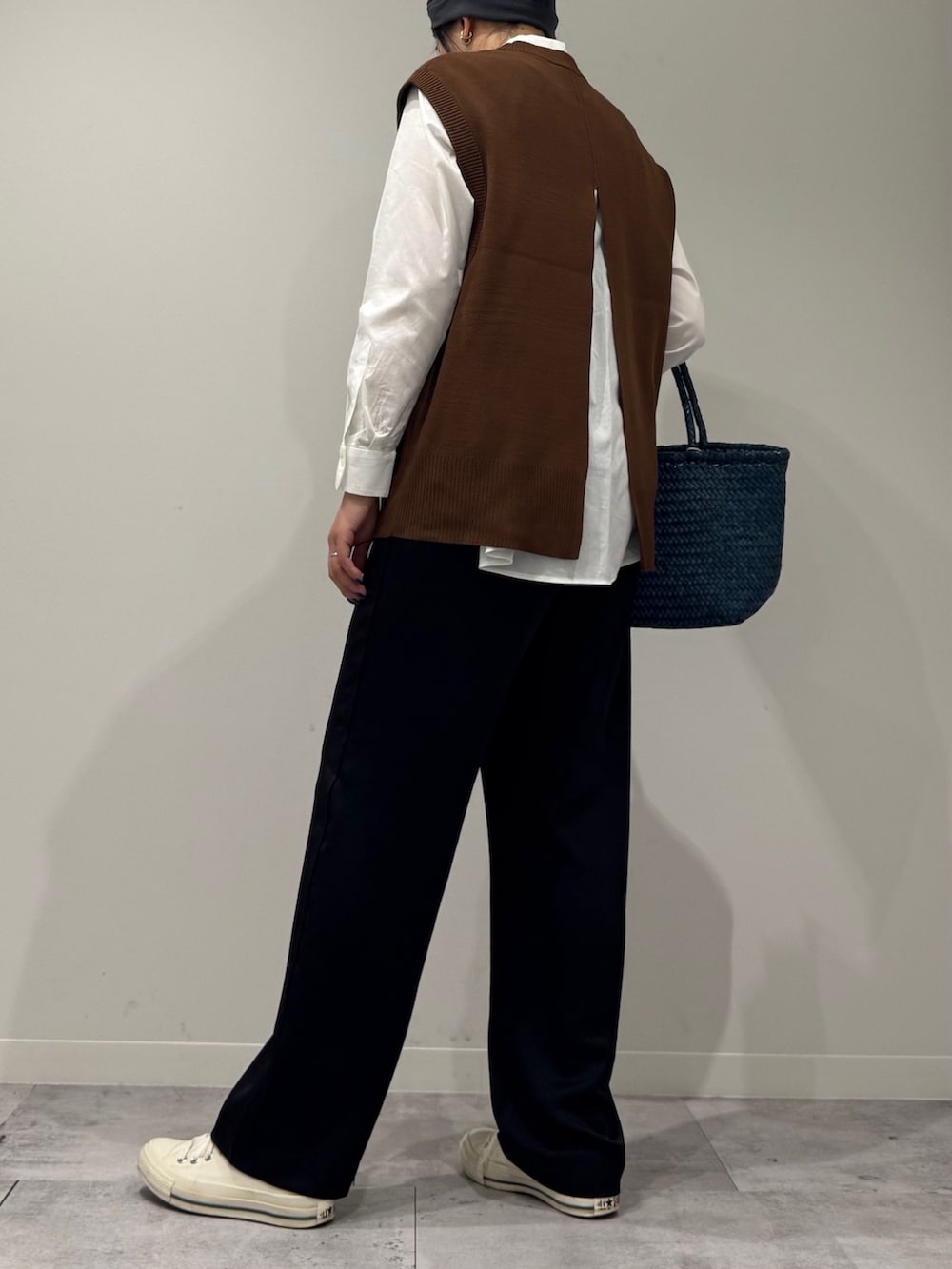 ブルー系のトートバッグ、ブラック系のその他パンツ、ホワイト系のシャツ/ブラウスを着用したレディースの秋コーディネートの4枚目の写真