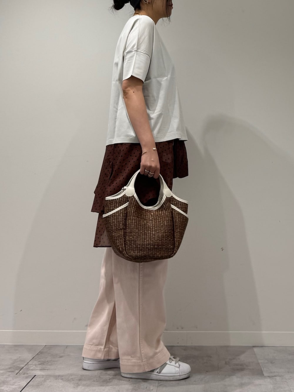 ブラウン系のかごバッグ、ピンク系のその他パンツ、ブラウン系のシャツ/ブラウスを着用したレディースの春コーディネートの2枚目の写真