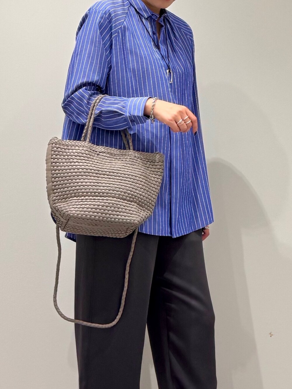 ベージュ系のトートバッグ、グレー系のその他パンツ、その他のシャツ/ブラウスを着用したレディースの秋コーディネートの8枚目の写真