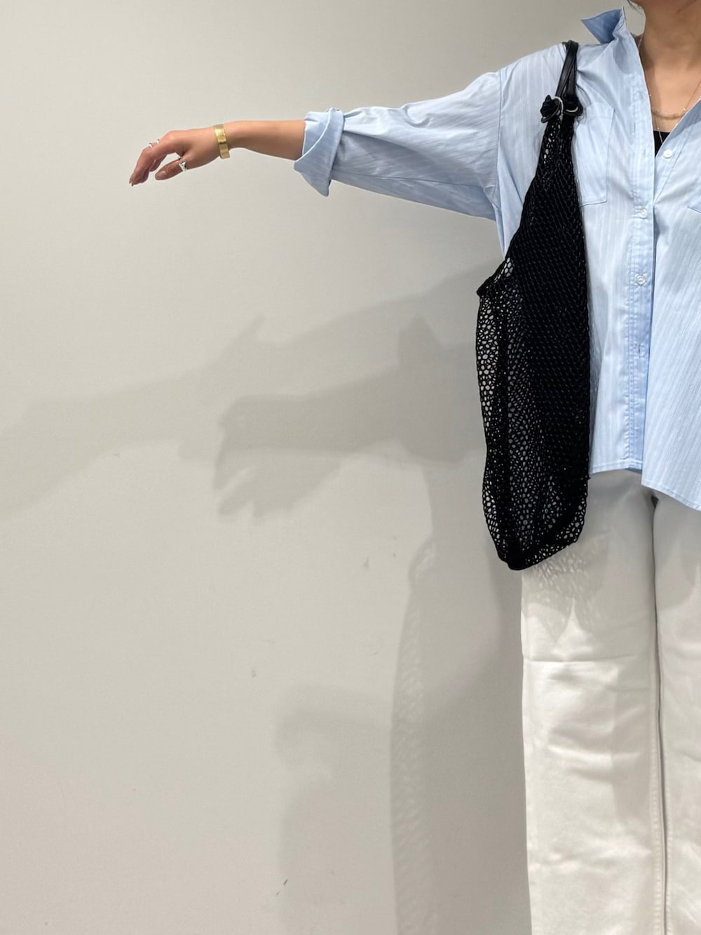 ブルー系のシャツ/ブラウス、ホワイト系のデニムパンツ、ブラック系のサンダルを着用したレディースの夏コーディネートの7枚目の写真
