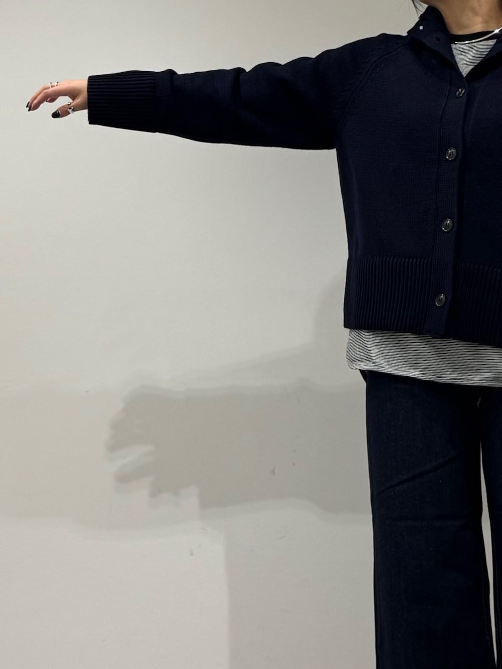 ベージュ系のボストンバッグ、ブルー系のデニムパンツ、ブラック系のローファーを着用したレディースの冬コーディネートの7枚目の写真