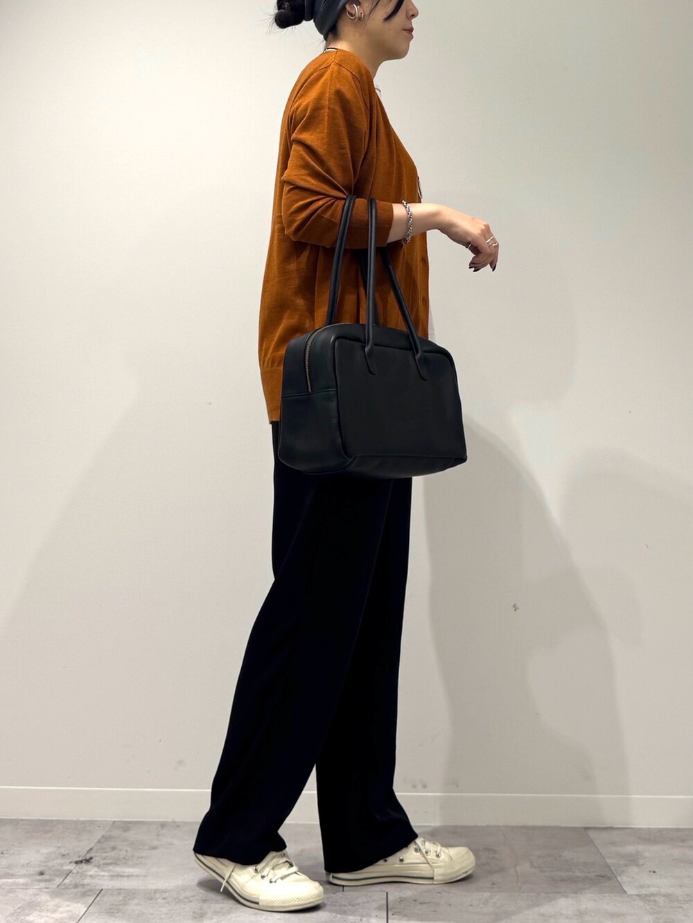 ブラック系のその他パンツ、ブラウン系のカーディガン/ボレロ、グレー系のTシャツ/カットソーを着用したレディースの秋コーディネートの2枚目の写真